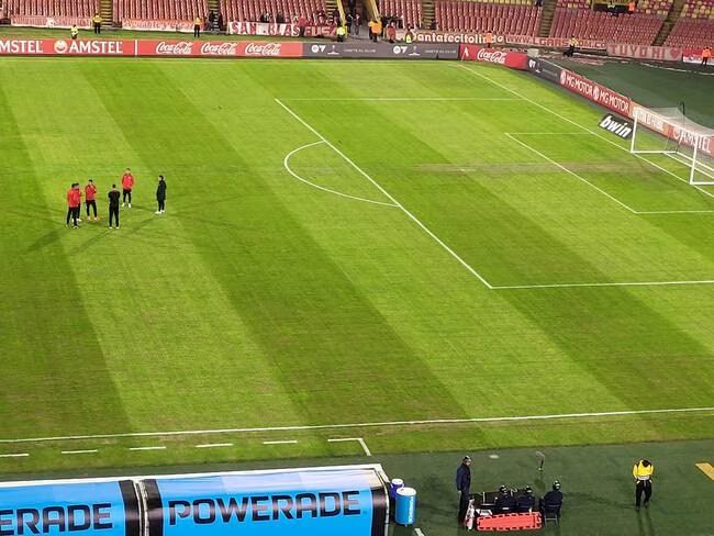 Así se veía el terreno de juego del estadio El Campín en el duelo entre Santa Fe y Gimnasia y Esgrima de La Plata / Caracol Radio.
