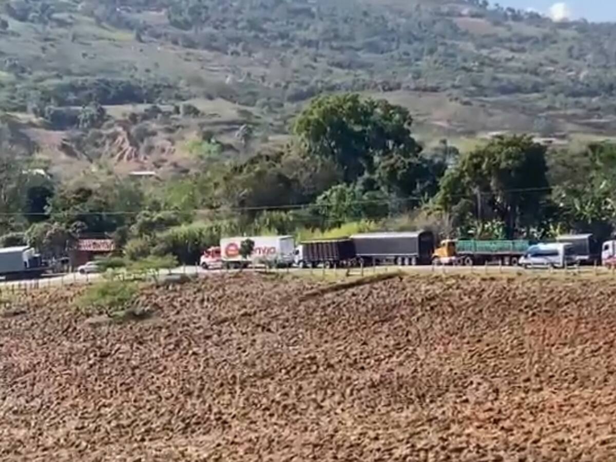 Congestión vehicular en la carretera Bucaramanga- San Gil