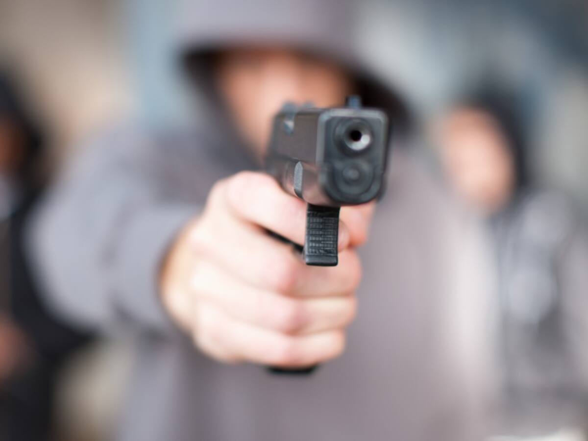 Dos hombres entraron a una casa y dispararon contra sus habitantes