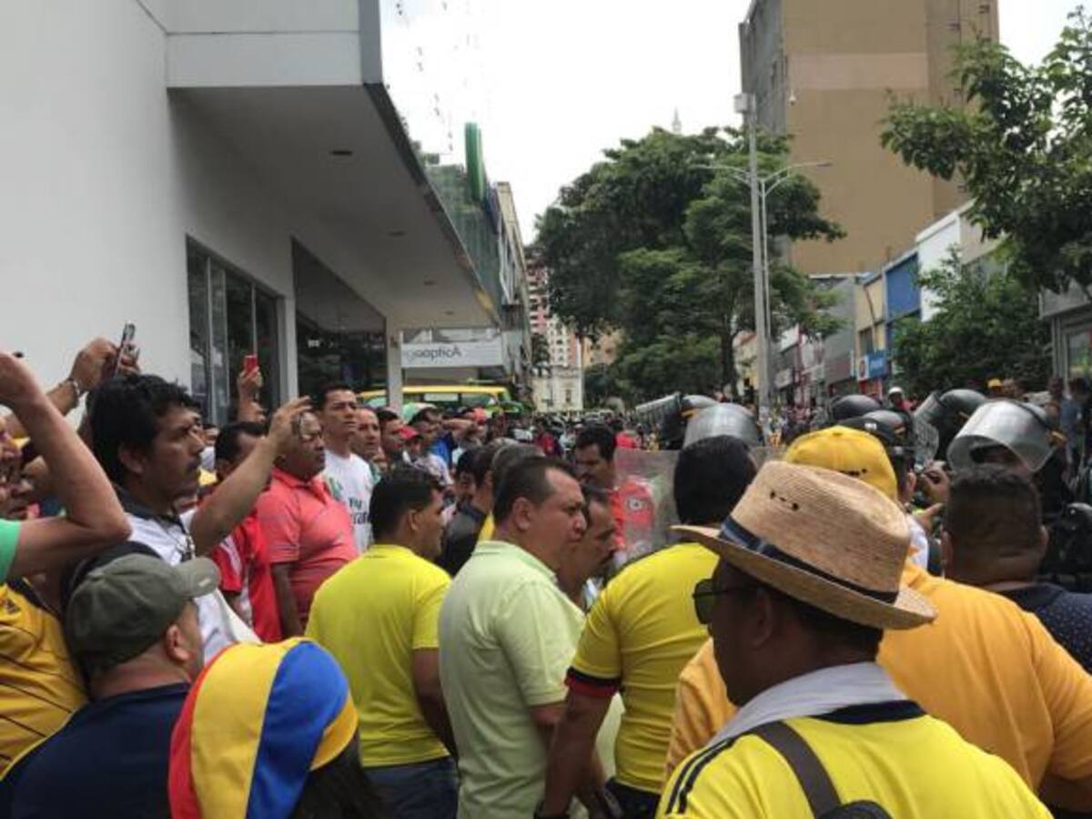 Video: Primeros disturbios en protesta de taxistas