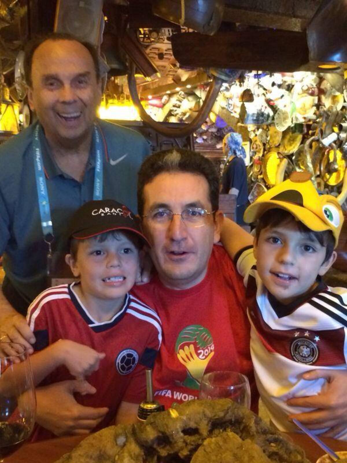 En el mundial con sus nietos José María y Alejandro y su yerno Juan Mesa. Archivo personal.