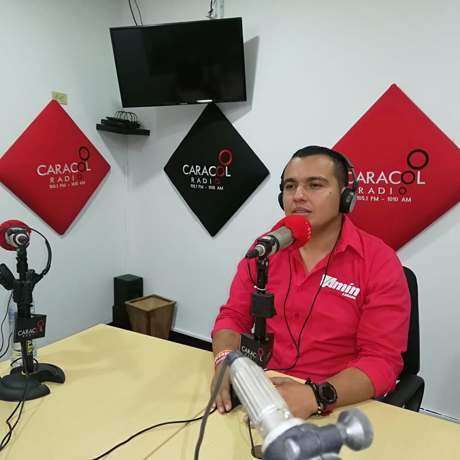 Con su característica cercanía y pasión por el servicio social, este candidato a la Alcaldía ha logrado cautivar a la comunidad, estableciendo un vínculo profundo a través de sus recorridos por las diferentes comunas de la ciudad.