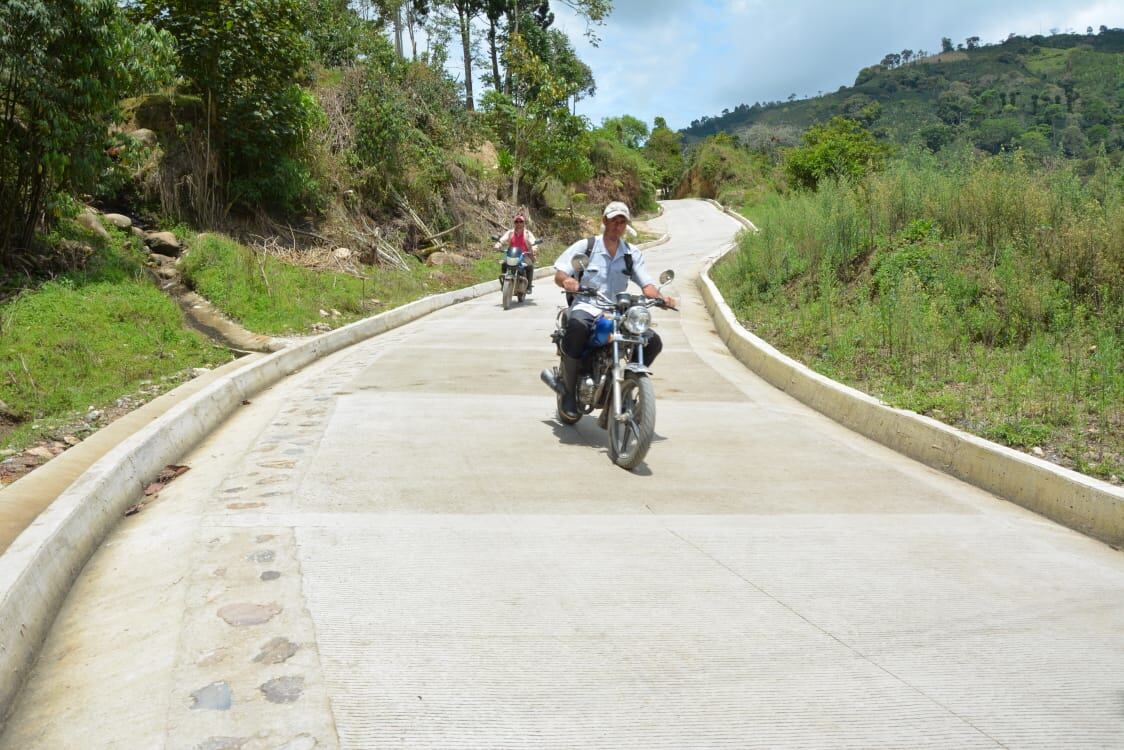 Mejorar las vías terciarias mediante la construcción de placa huella en sitios críticos de cinco municipios en el departamento.