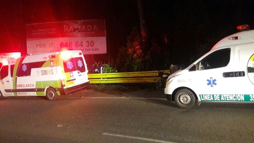 Un automóvil cayó al abismo en la vía que conduce del aeropuerto Palonegro al municipio de Girón. Foto: Cortesía César González