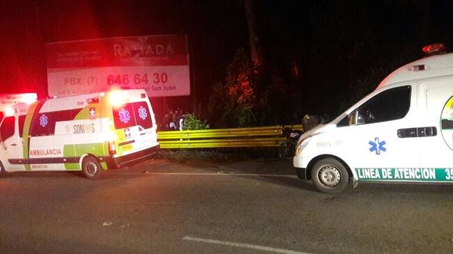 Un automóvil cayó al abismo en la vía que conduce del aeropuerto Palonegro al municipio de Girón. Foto: Cortesía César González