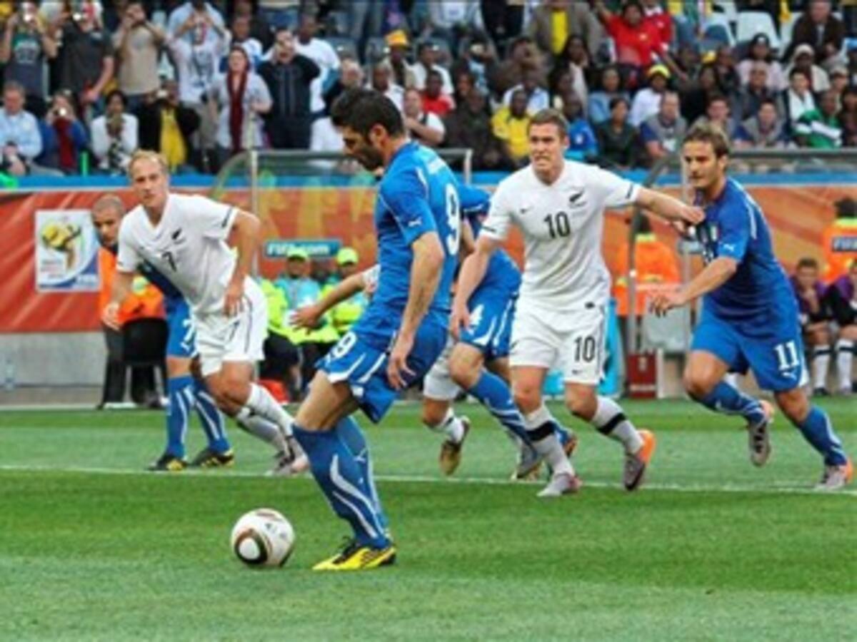 El campeón Italia tropezó por segunda vez y empató 1-1 con Nueva Zelanda