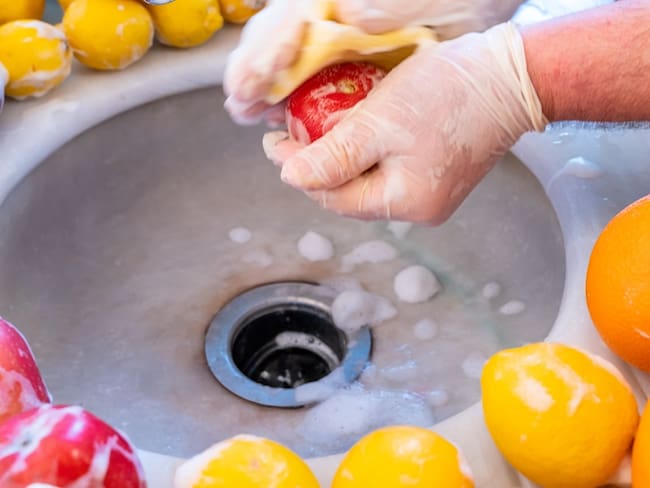 Frutas lavadas con agua y jabón // Getty Images
