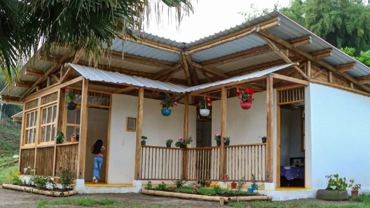 Entregan la primera vivienda construida en gaudua y bahareque en Caldas
