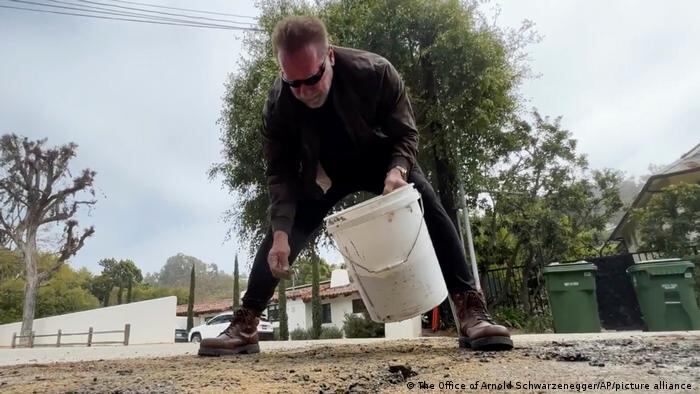 Arnold Schwarzenegger reparando un bache en una calle de su barrio de Los Ángeles el martes 11 de abril de 2023.