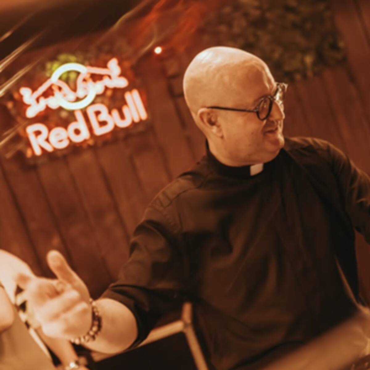 El sacerdote y DJ Guilherme Peixoto llega a Bogotá para revolucionar la música electrónica