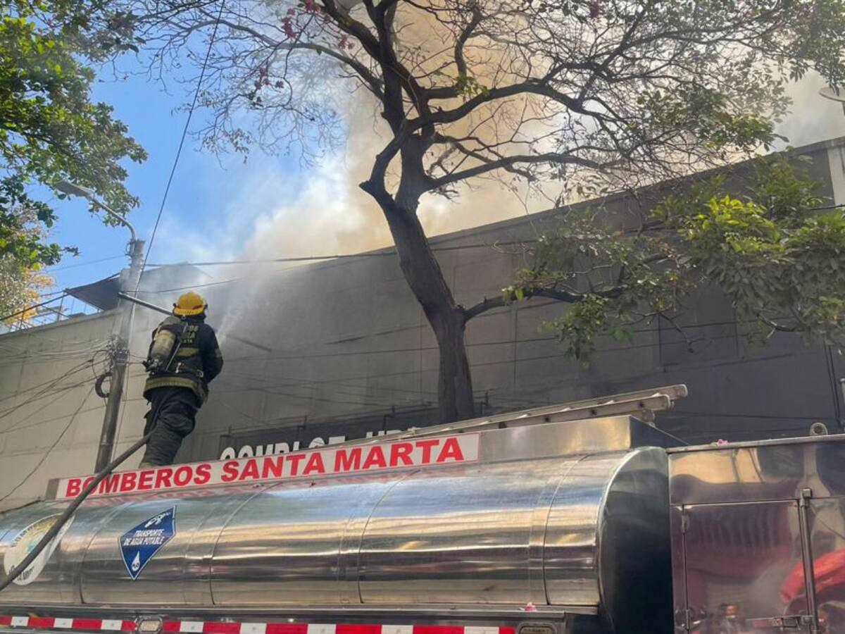 Incendio consumió una bodega en el Centro Histórico de Santa Marta