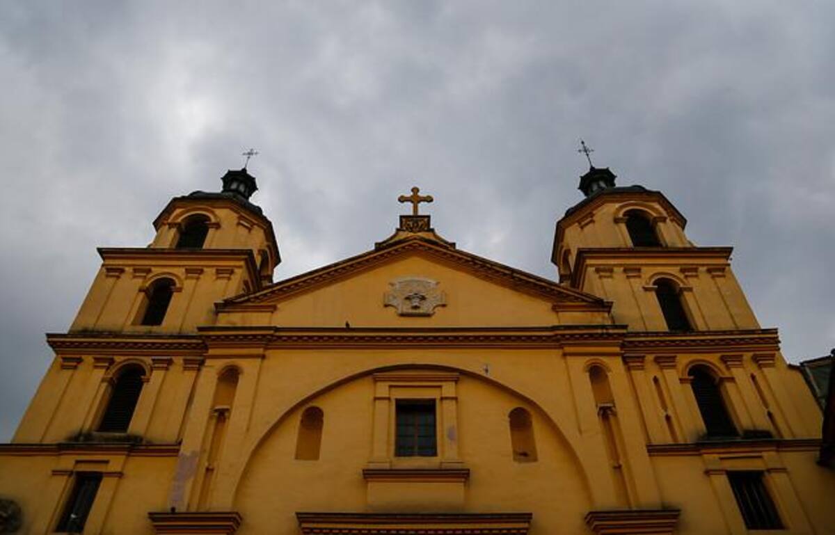 Imágenes de algunas de los principales templos e iglésias cátolicas de Bogotá, donde los fieles se reúnen a conmemorar la pasión de Cristo.