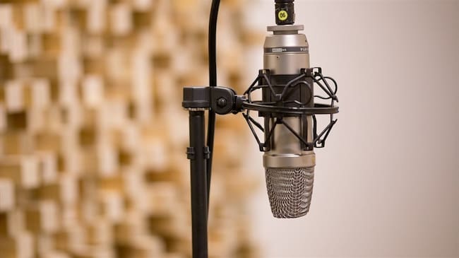 La frecuencia 98.3 MHz, que actualmente tiene un uso ilegal, está afectando las comunicaciones operacionales y pone en riesgo la seguridad aérea. Foto: Pixabay