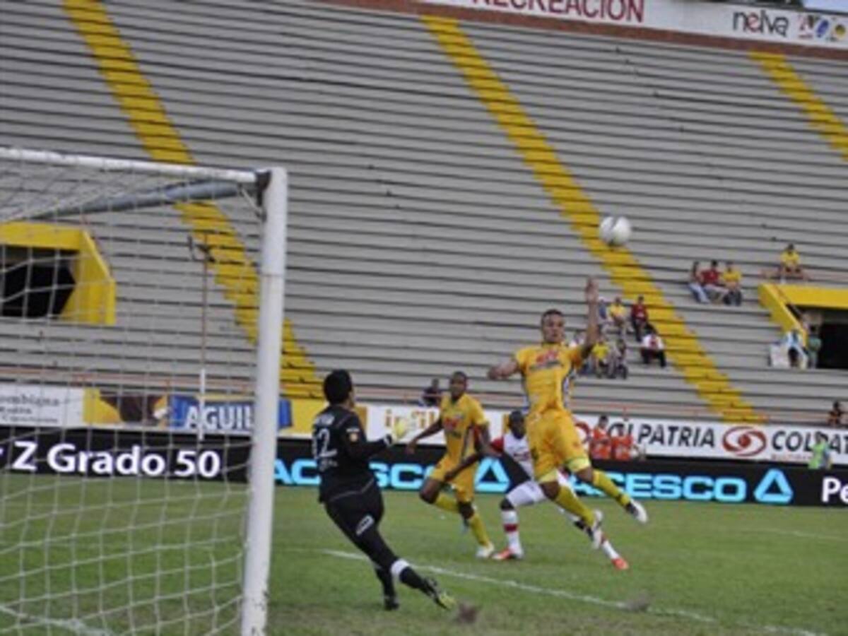 Huila falló penal y terminó empatando con Junior en Neiva
