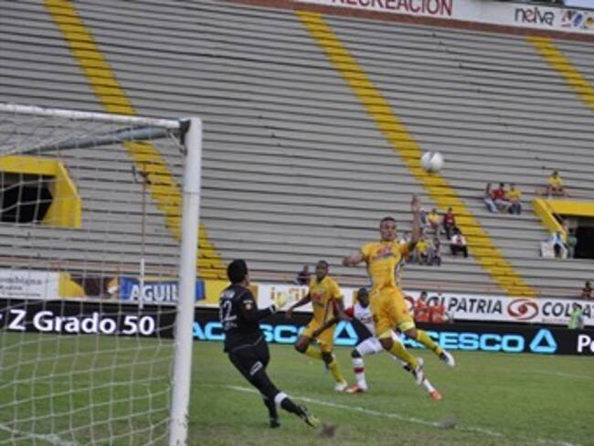 Huila falló penal y terminó empatando con Junior en Neiva