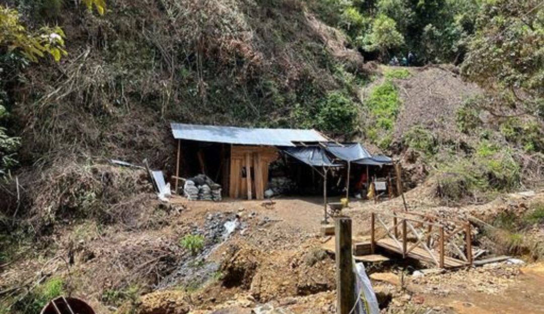 Socavón ilegal en Caicedo