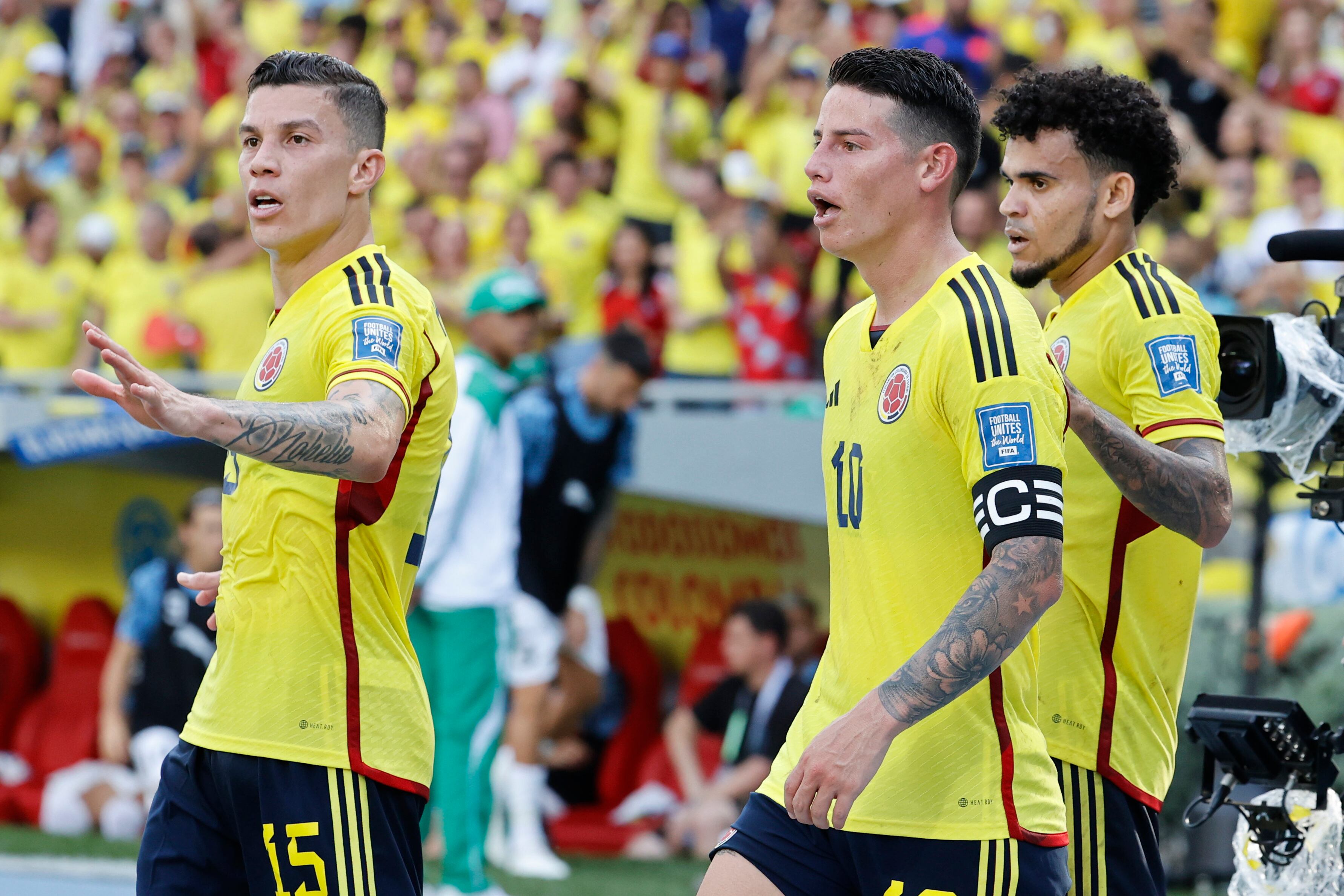 James Rodríguez (c) de Colombia celebra su gol, en un partido de las Eliminatorias Sudamericanas para la Copa Mundial de Fútbol 2026 entre Colombia y Uruguay en el estadio Metropolitano en Barranquilla (Colombia). EFE/ Mauricio Dueñas Castañeda