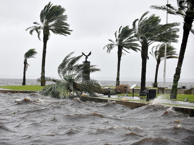 Alto oleaje por el huracán Ian. (Photo by Gerardo Mora/Getty Images)