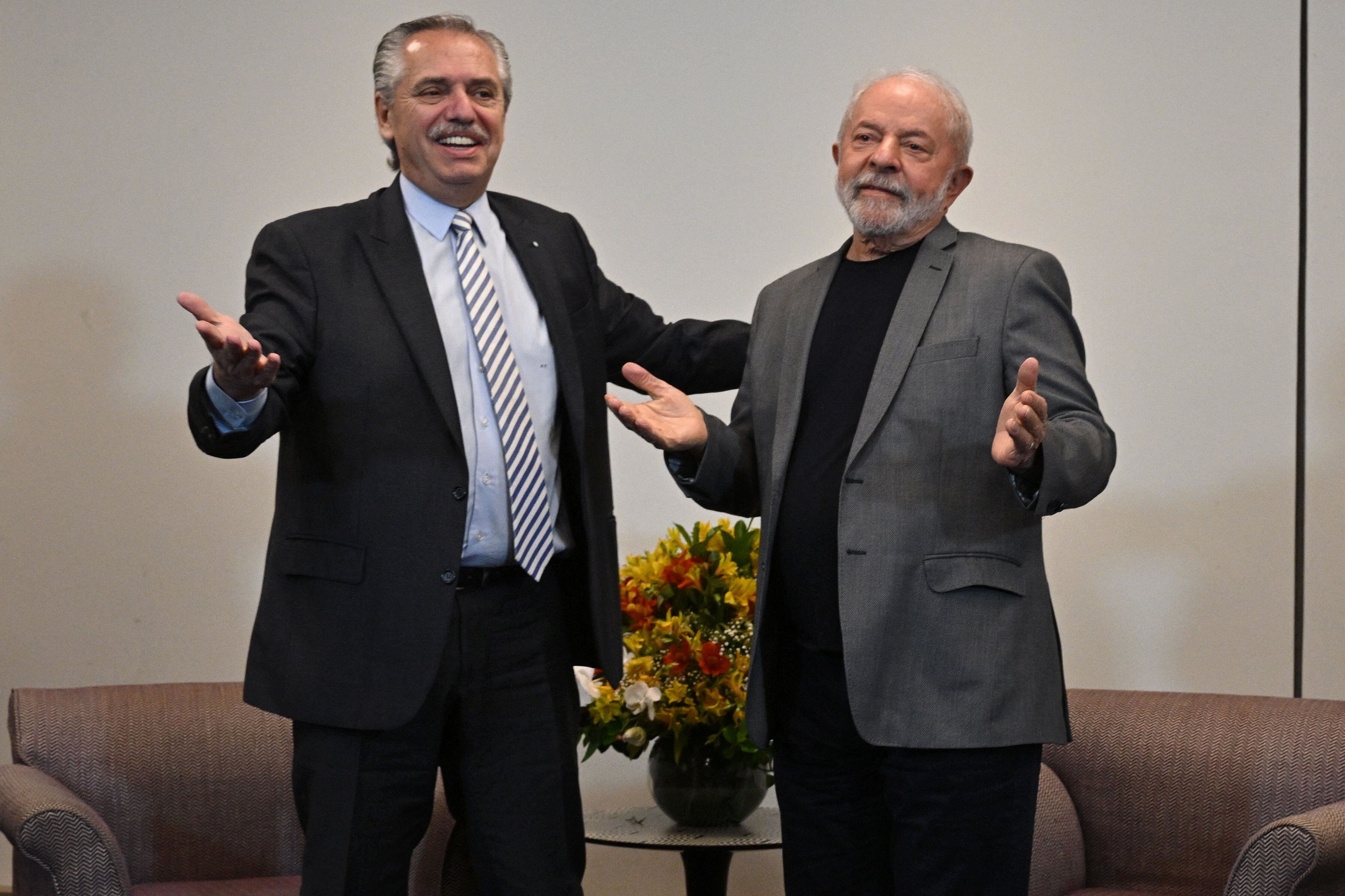 El presidente de Argentina, Alberto Fernandez (izq), y el presidente de Brasil, Luiz Inácio Lula da Silva (der). 
(Foto: NELSON ALMEIDA/AFP via Getty Images)