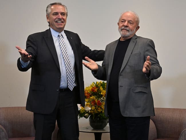 El presidente de Argentina, Alberto Fernandez (izq), y el presidente de Brasil, Luiz Inácio Lula da Silva (der). 
(Foto: NELSON ALMEIDA/AFP via Getty Images)