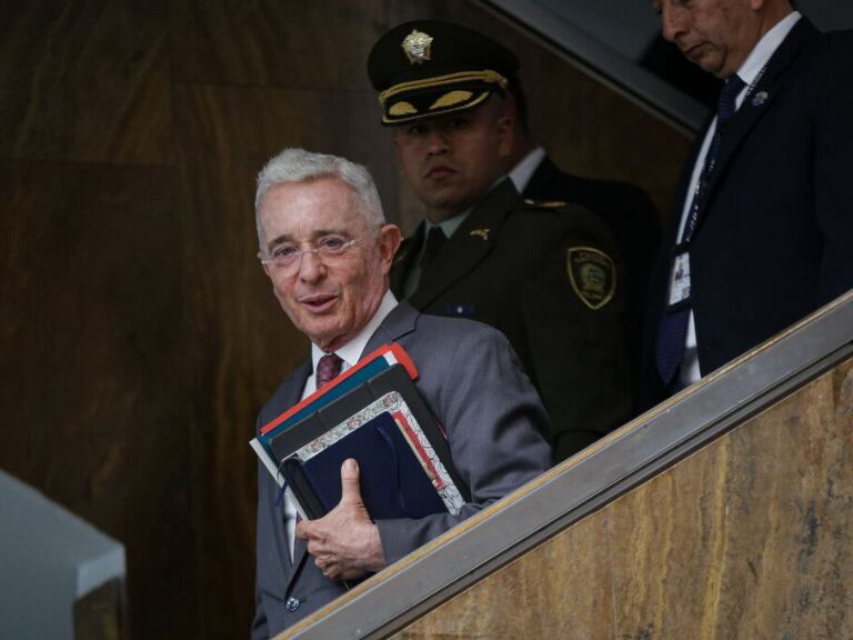 El expresidente Álvaro Uribe Vélez salió de la instalaciones de los juzgados de Paloquemao, posterior a su declaración en el juicio por presunto soborno y manipulación de testigos. (Colprensa - Cristian Bayona).