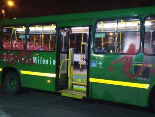 Vándalos siguen atacando buses y alimentadores de Transmilenio