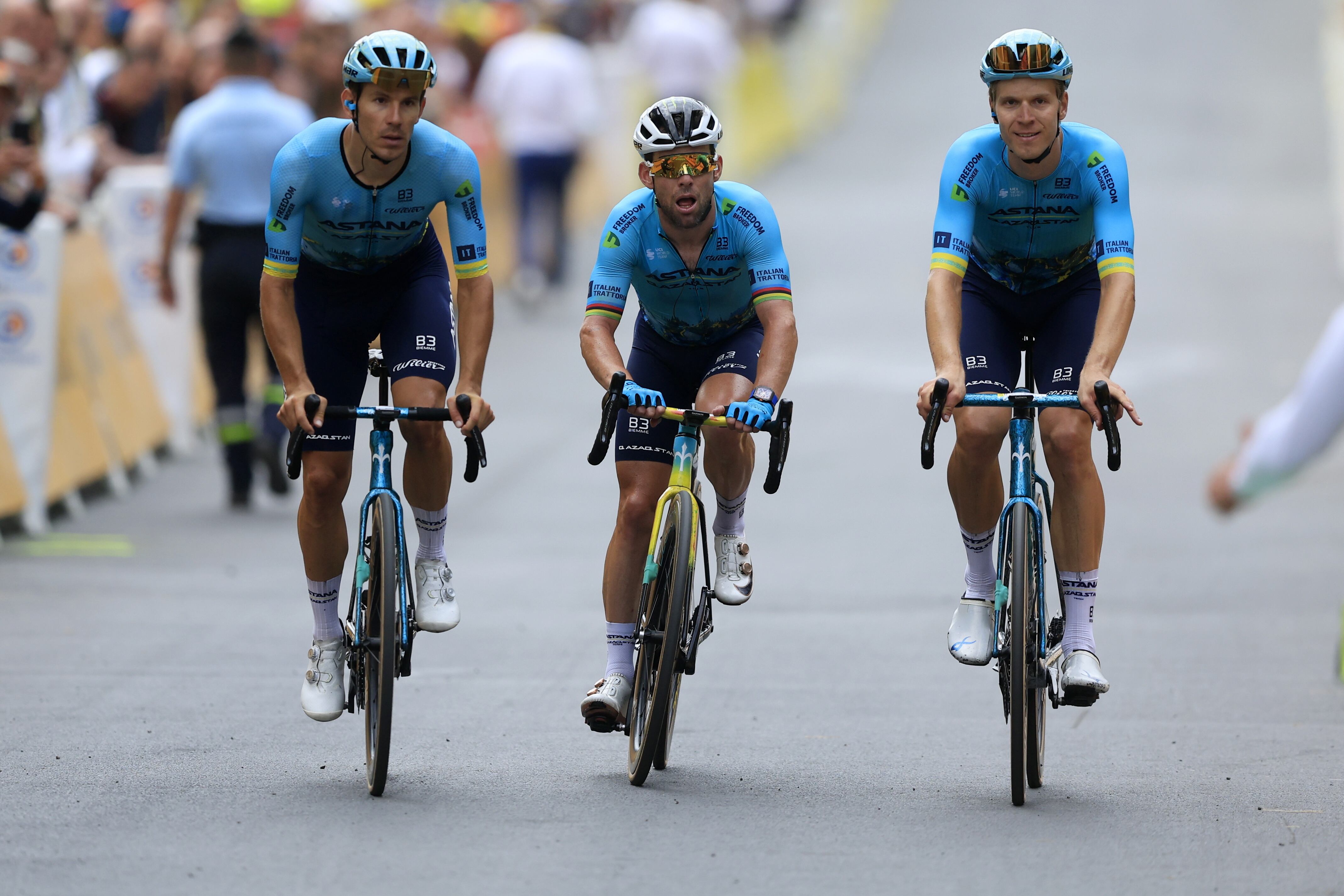 Isola 2000 (France), 19/07/2024.- British rider Mark Cavendish (C) of Astana Qazaqstan Team crosses the finish line of the 19th stage of the 2024 Tour de France cycling race over 144km from Embrun to Isola 2000, France, 19 July 2024. (Ciclismo, Francia) EFE/EPA/GUILLAUME HORCAJUELO
