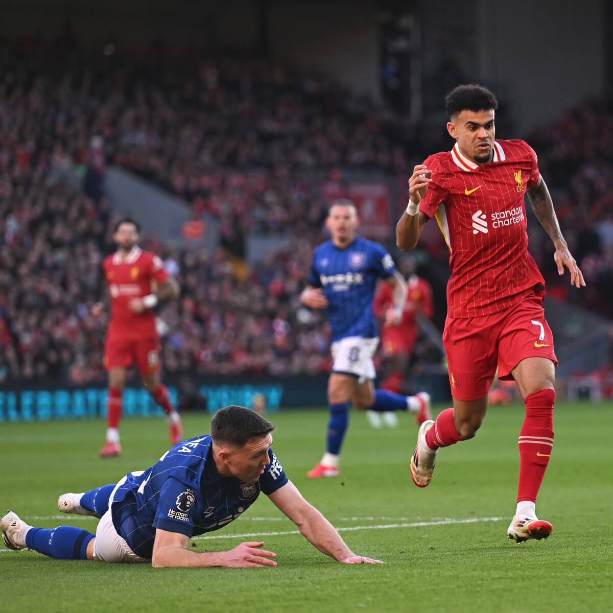 Liverpool golea en Anfield al Ipswich y sueña más que nunca con el título de la Premier League