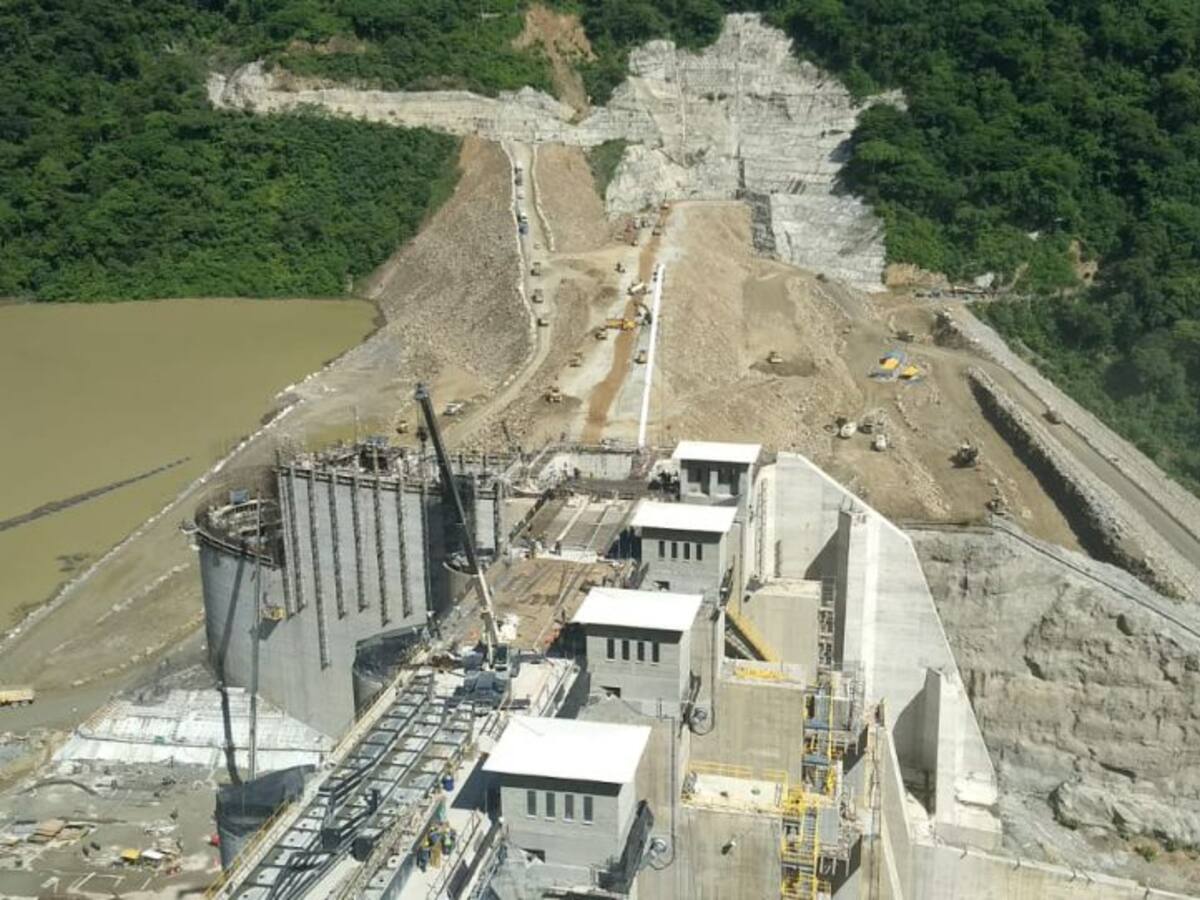 Gobernador entregó informe de Hidroituango a concejales de Medellín