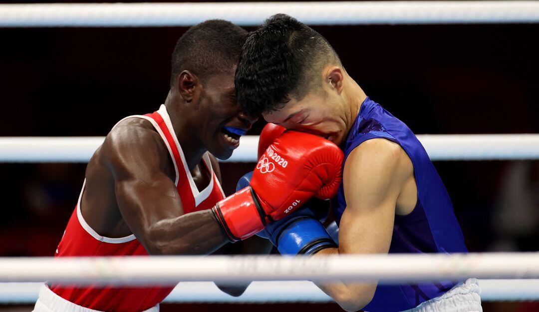 Yuberjen Martínez impacta a su rival con un golpe directo al rostro.