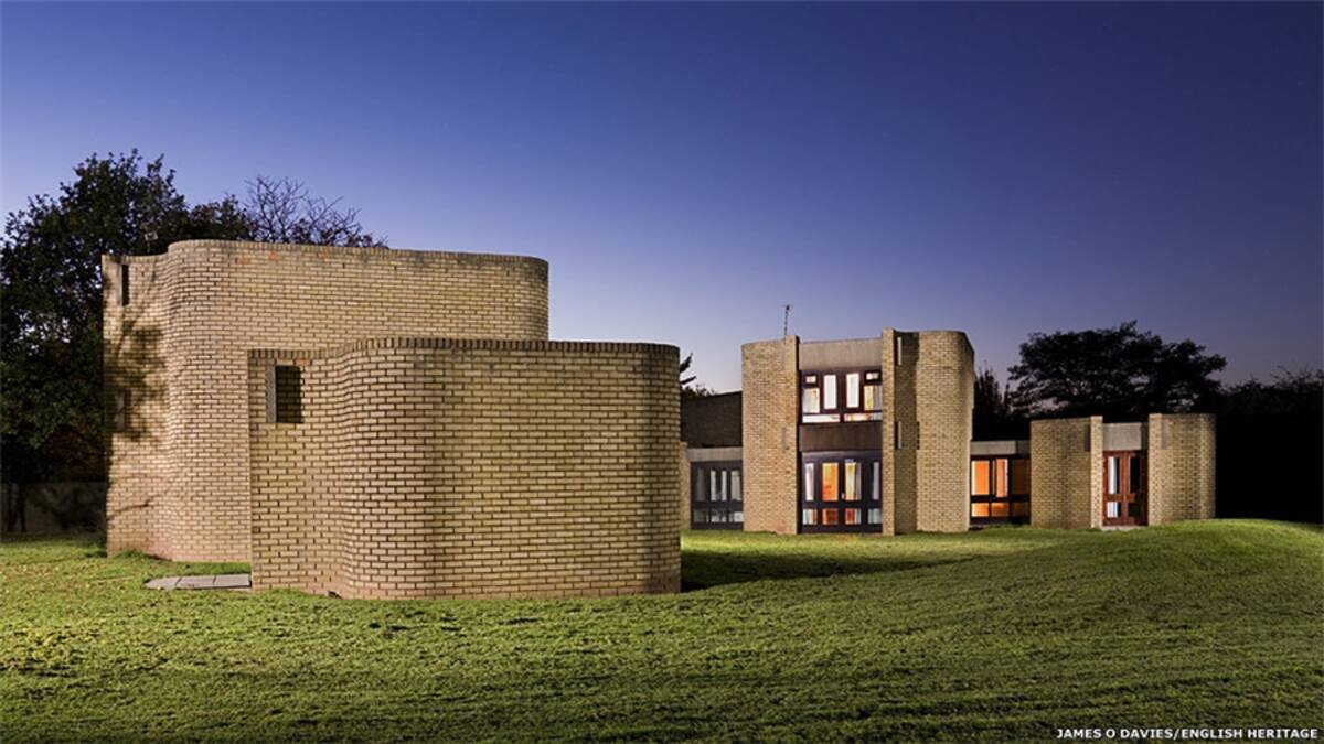 Buena parte de las construcciones del periodo de la posguerra estaban dedicadas a la enseñanza superior debido al crecimiento de la demanda en las universidades. Falmer House fue la primera parte de la Universidad de Sussex que estuvo lista. El edificio fue construido en torno a un patio para que los alumnos pudieran circular mientras acababan las obras.