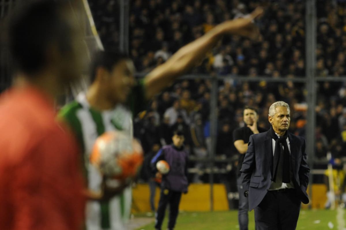  El técnico de Atlético Nacional Reinaldo Rueda (d) observa el juego ante Rosario Central