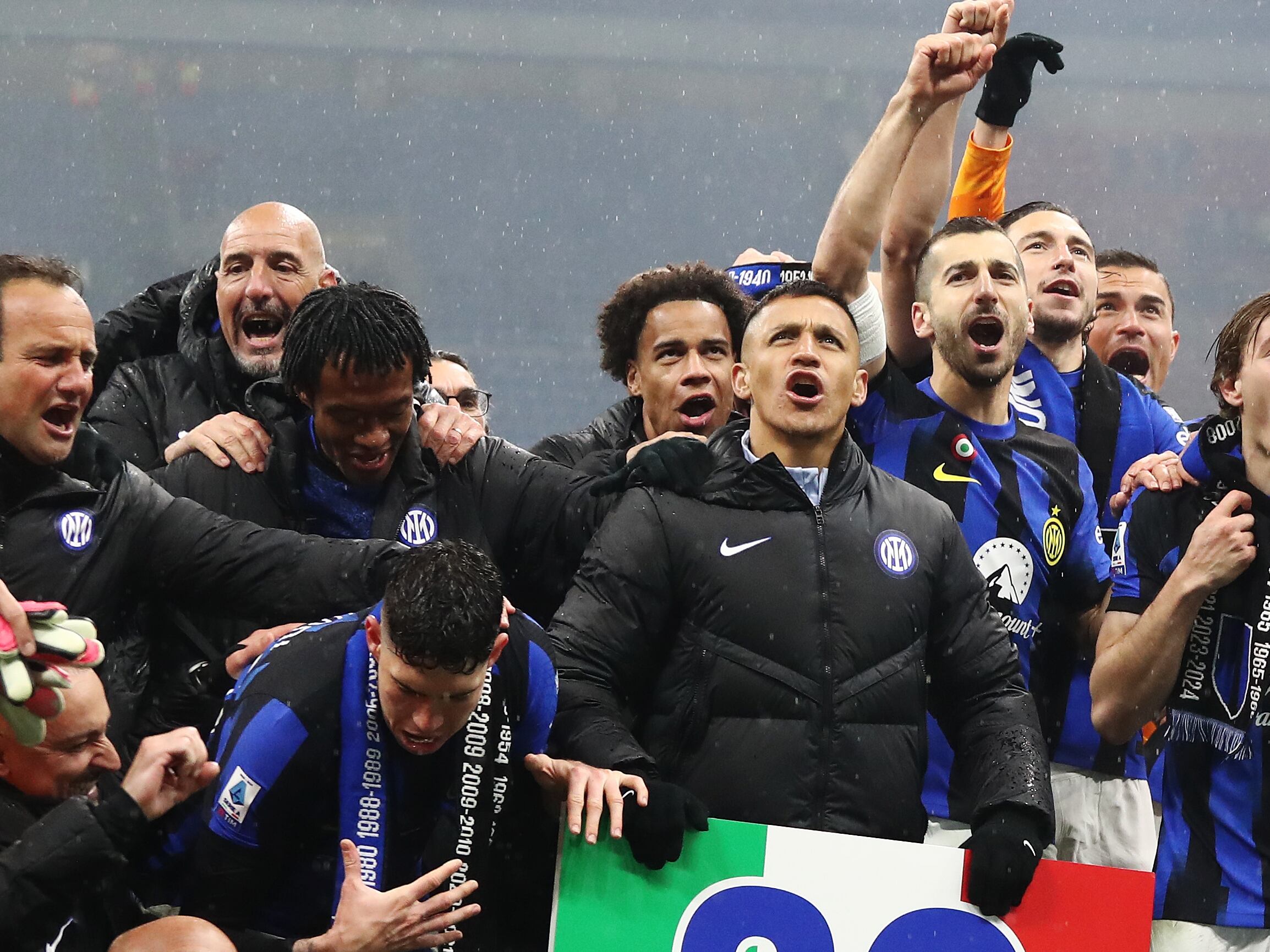 Juan Guillermo Cuadrado festeja un nuevo título de la Serie A. (Photo by Marco Luzzani/Getty Images)