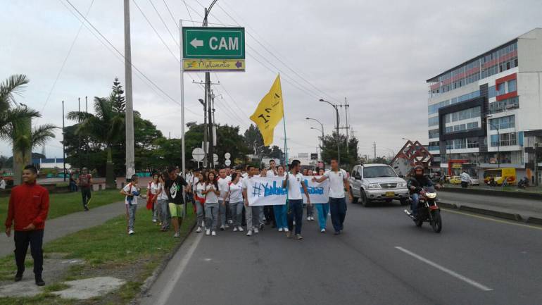 Los estudiantes de un colegio se toman la vía en sentido Dosquebradas-Pereira. Otros lo harán en la otra dirección.