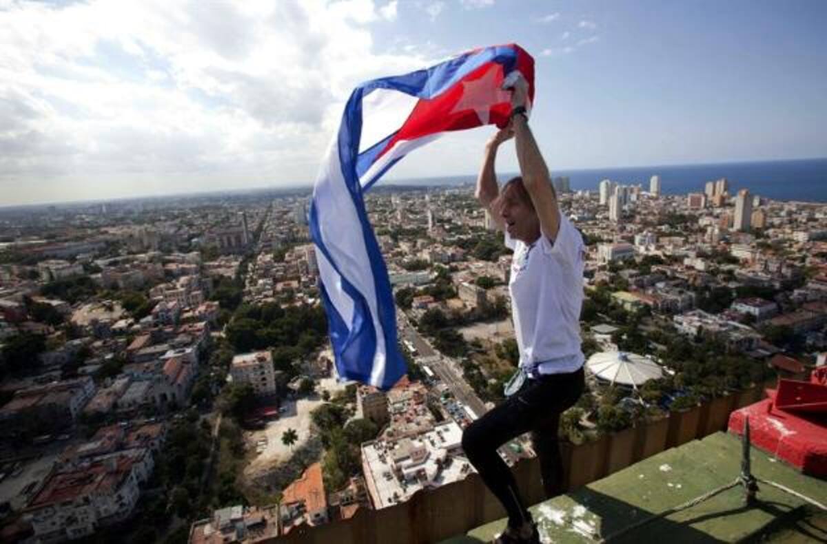 El 29 de enero de 1982, a los 20 años, cayó desde 15 metros cuando su ancla y cuerda cedieron durante el entrenamiento haciendo rapel, permaneciendo en coma durante cinco días.
