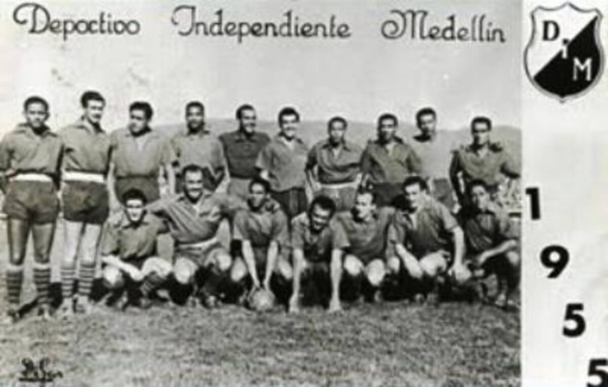 DEPORTIVO INDEPENDIENTE MEDELLIN 1955 CAMPEÓNARRIBA MISMO ORDEN: Calonga, Spada, Soria, Lauro Rodríguez, Caimán Sánchez, Retamozo, Canino Caicedo, Delatour, Hernández y Chema Méndez. ABAJO IZQ-DER: Larraz, Moreno, Arango, Sacco, SEGHINI, Marino, y Pacheco