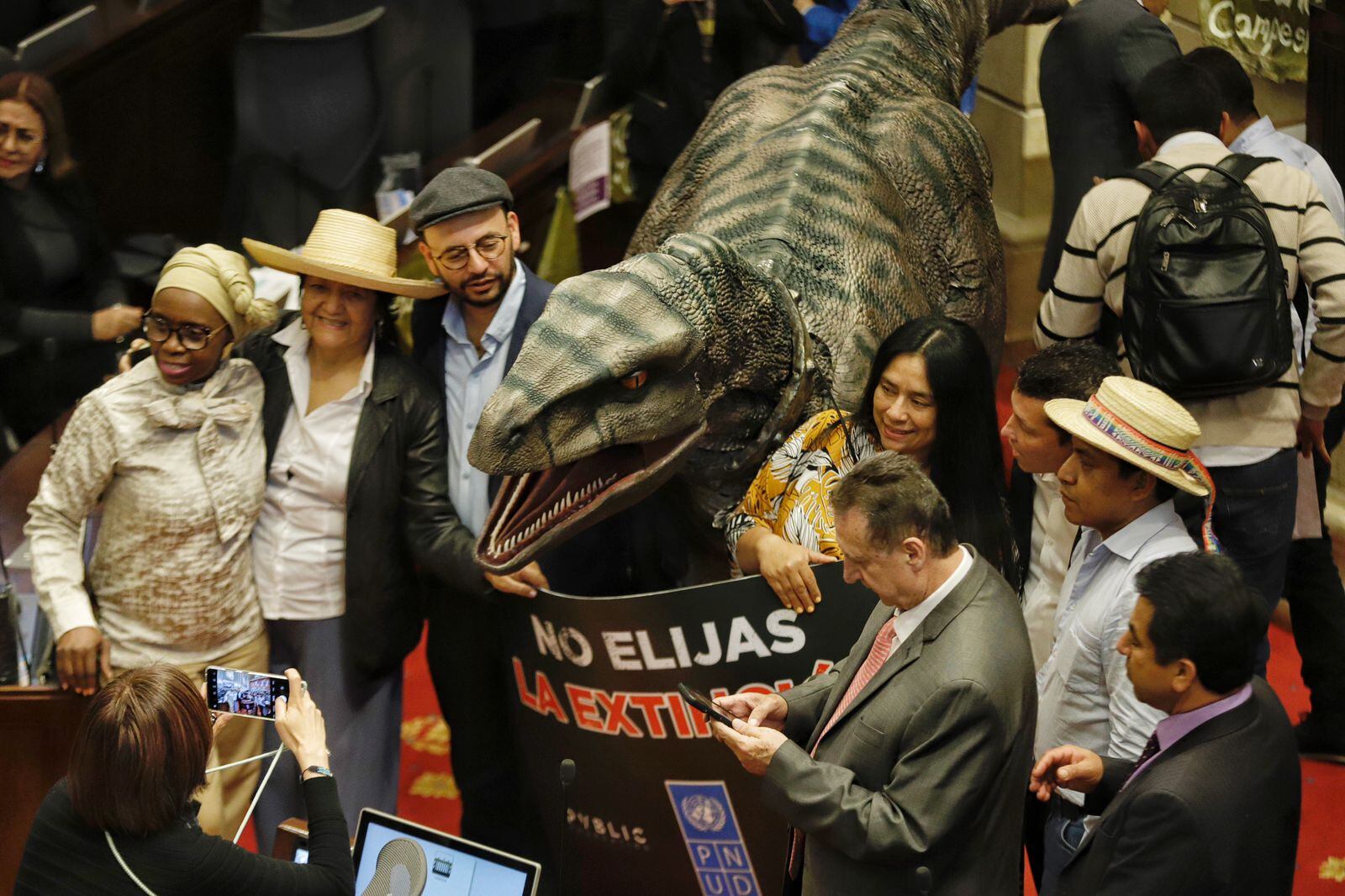 Dinosaurio Frankie en el Congreso de Colombia - Colprensa