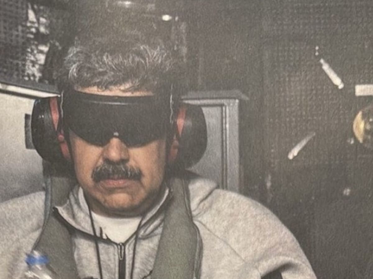 Foto oficial de Nicolás Maduro bajo custodia en un buque militar de Estados Unidos