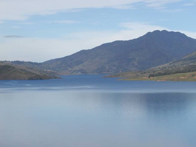 Sigue búsqueda de parapentista de Medellín que se tiro al Lago Calima