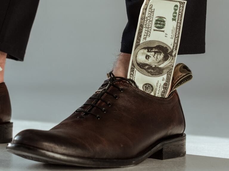 Imagen de referencia, ritual billete en el zapato izquierdo // Getty Images