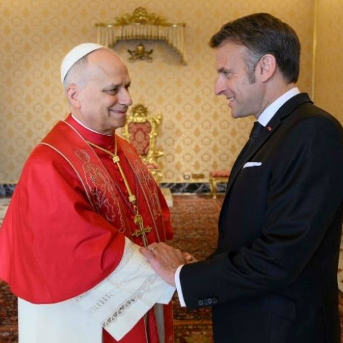 Macron llega al Vaticano para reunirse con el papa León XIV