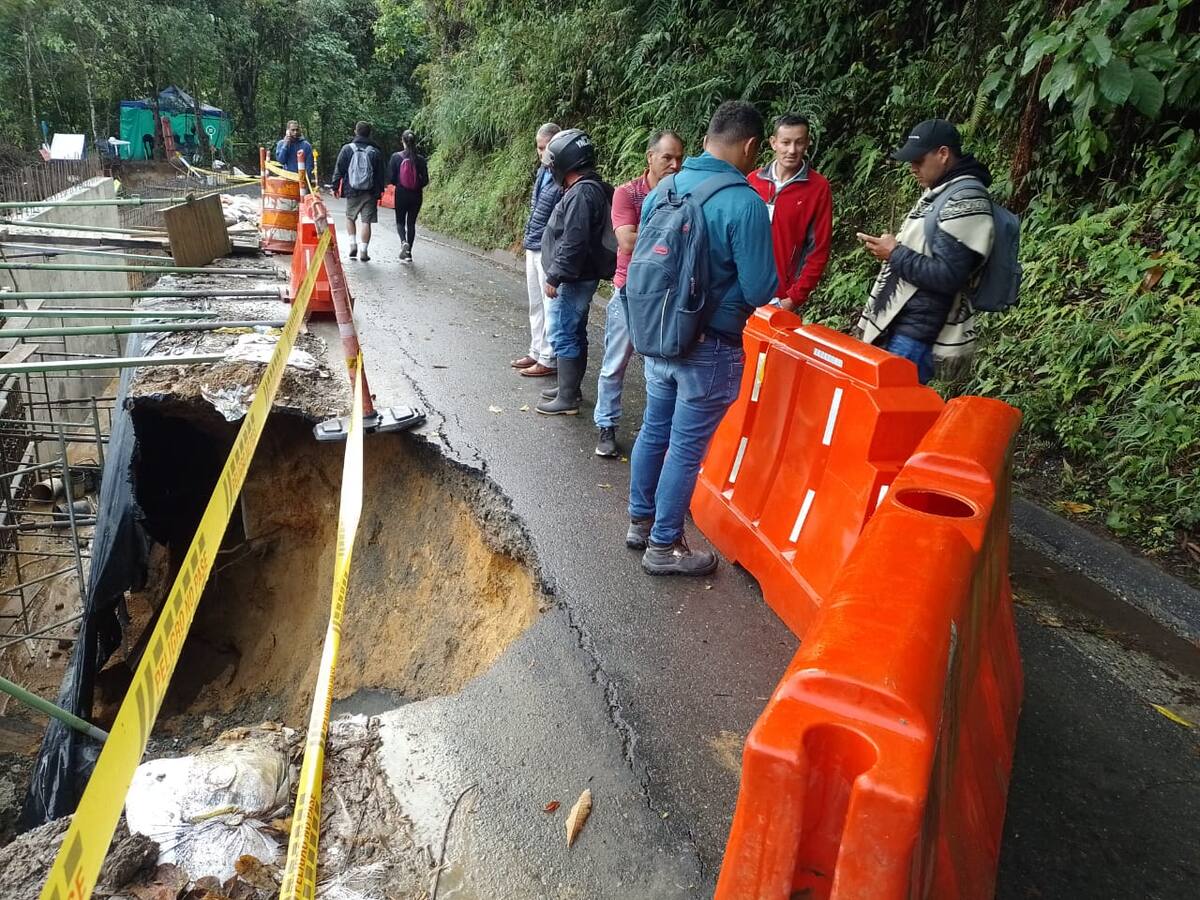Vía Salento- Valle de Cocora con cierre por pérdida de banca debido a las lluvias