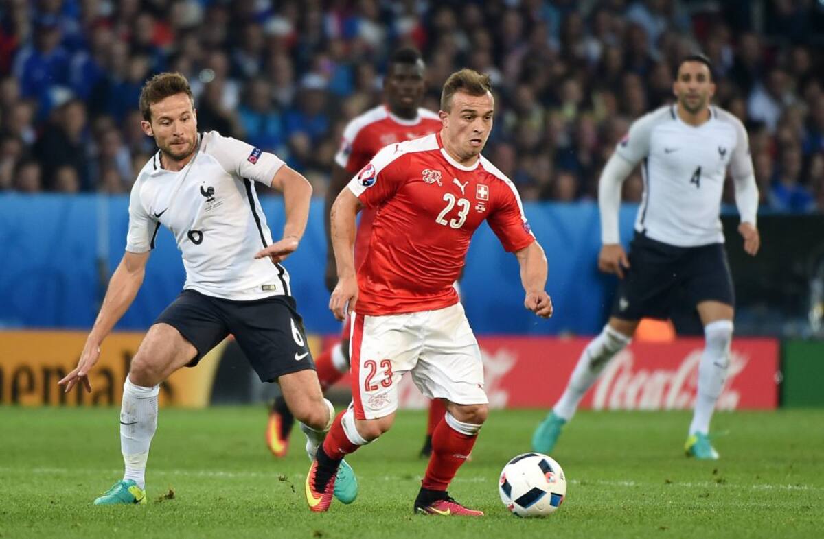 Shaqiri con la posesión del balón durante el compromiso