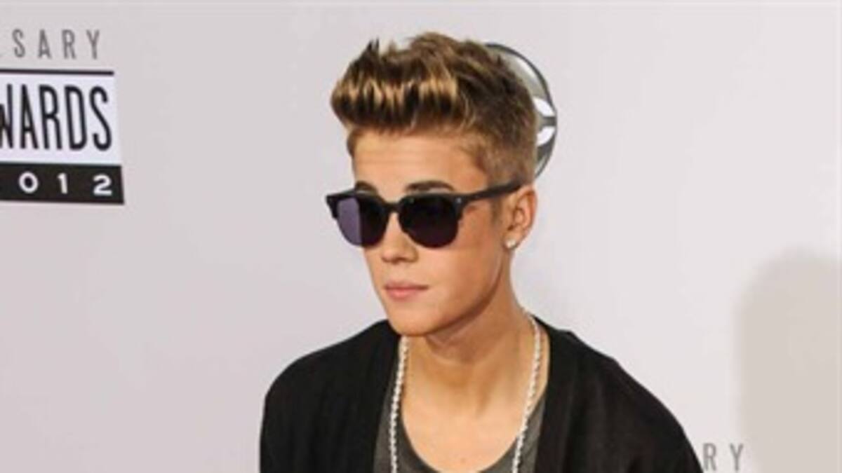 Un guardia vigila a Justin Bieber mientras duerme