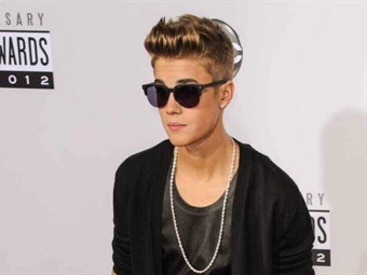 Un guardia vigila a Justin Bieber mientras duerme