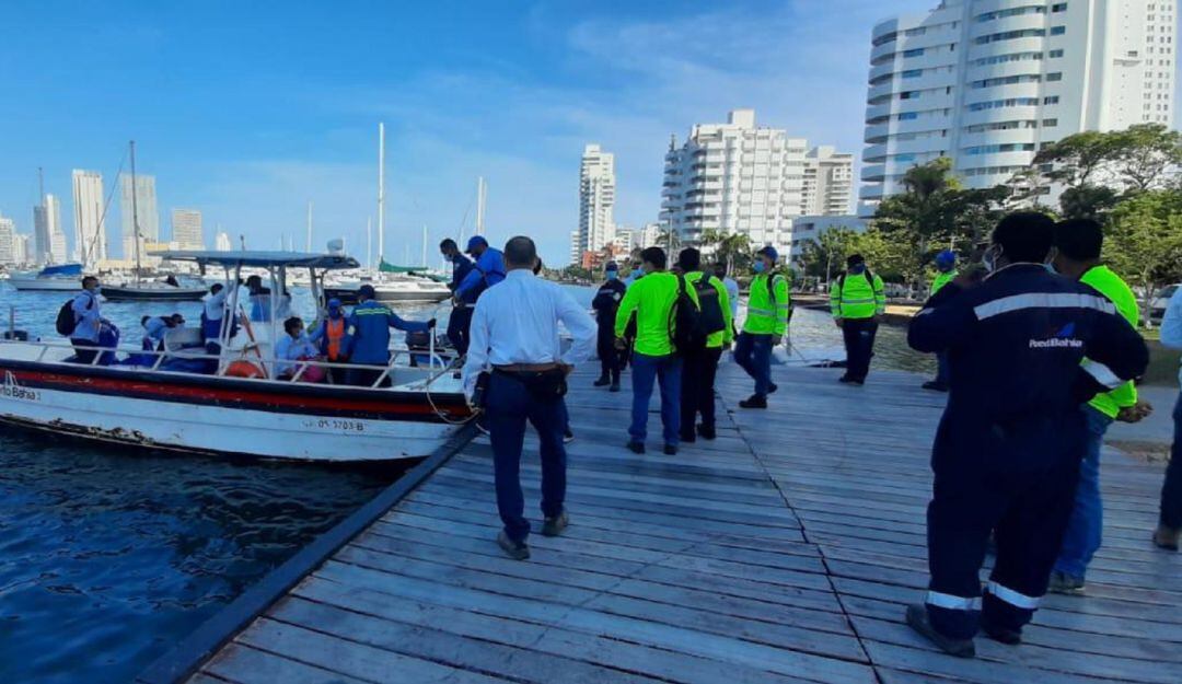 Los empleados de empresas de la zona industrial de Cartagena tuvieron que llegar a sus trabajos en lanchas