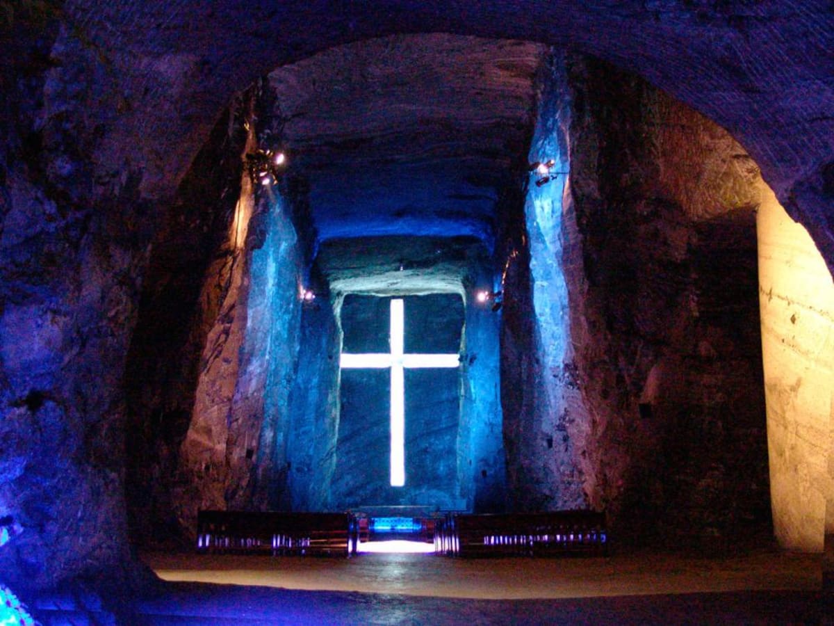 A 180 metros bajo la superficie se encuentra este templo religioso que ostenta una cruz de 16 metros en la sala principal. Ubicada en las afueras de Bogotá, La Catedral de Sal de Zipaquirá fue construida por mineros que trabajaban la industria de la sal en la zona.  Los espacios juegan con los fenómenos de la luz y la oscuridad creando un ambiente único para el recorrido del Viacrusis.