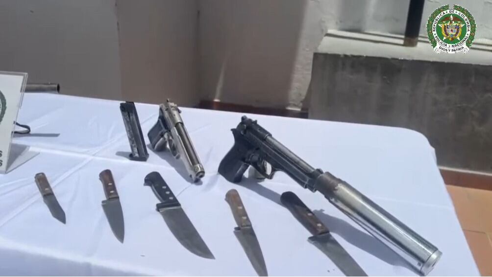 Las autoridades incautaron cuatro armas de fuego y una motocicleta durante los operativos adelantados en el municipio.