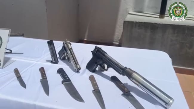 Las autoridades incautaron cuatro armas de fuego y una motocicleta durante los operativos adelantados en el municipio.
