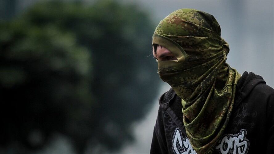 Varios estudiantes encapuchados, de manera pacífica, obligaron a salir a los 500 empleados e integrantes de la Universidad Nacional. Foto: Colprensa